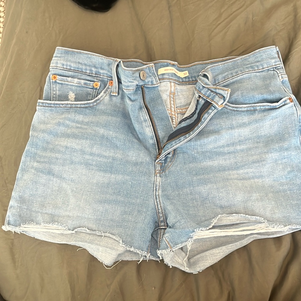 Levi’s high rise Jean shorts size 32